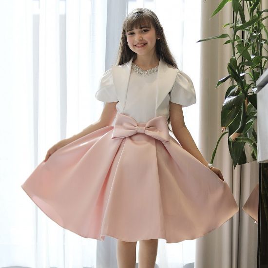 صورة طقم بناتي تيور لحمي بفيونكة خصر وبلوزة مرصعة باكسسوار - M3807